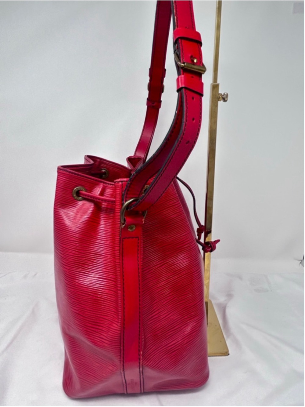Louis Vuitton Epi Leather Noe Red Drawstring Shoulder Bag Black Interior - Picture 7 of 16